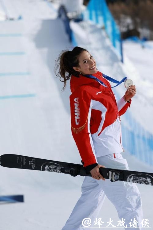 谷爱凌年入2300万不靠奖金，跨中美讲好故事，代言多也要扛住质疑与银牌